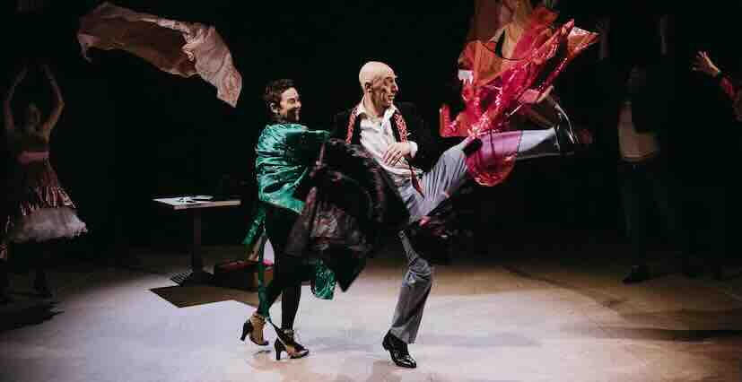 Due attori in scena durante lo spettacolo teatrale Noi gli eroi