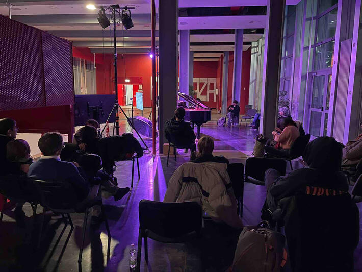 La scena di lato La scena di Vexations di lato