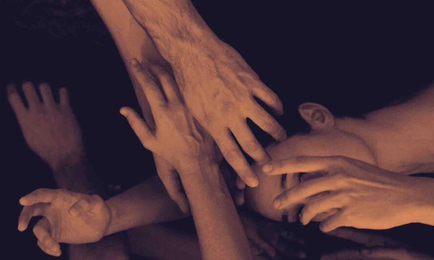 Le mani dissero "ma che ci fa una testa qui?" Le mani dissero "ma che ci fa una testa qui?"